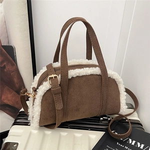 Sac polochon en daim marron avec bordure en polaire sherpa et bandoulière réglable