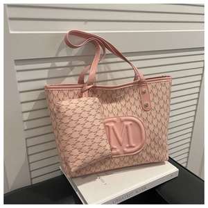 Dettaglio del set borsa tote rosa con motivi a lettere M e pochette piccola coordinata