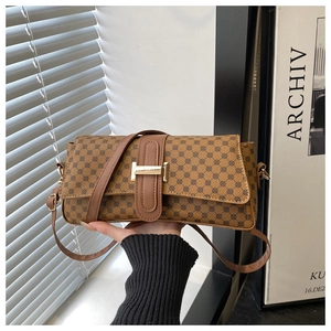 Dettaglio borsa a spalla vintage marrone con motivo geometrico e fibbia dorata elegante