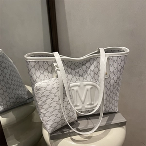 Set borsa tote bianca con monogramma, logo a rilievo e astuccio coordinato con cerniera