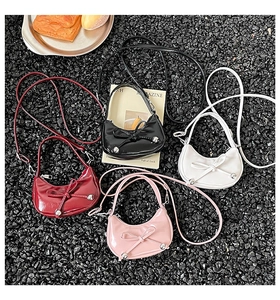 Vue de dessus de mini sacs hobo en quatre couleurs avec cuir verni brillant et nœuds