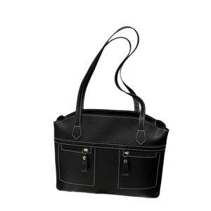 Sac cabas rétro en cuir noir avec surpiqûres blanches contrastées et doubles poches latérales