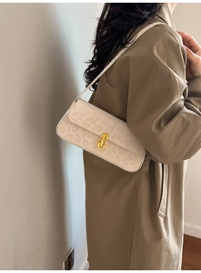 Dettaglio della borsa a spalla beige leopardata con elegante chiusura a scatto dorata