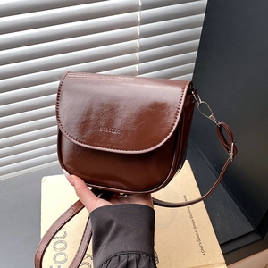 Borsa a tracolla in pelle lucida marrone con patta e ganci in metallo argentato
