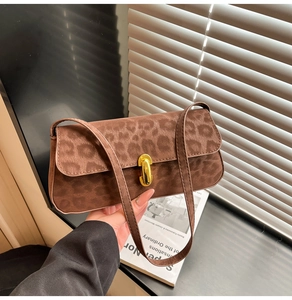 Dettaglio borsa a spalla leopardata con chiusura dorata e texture scamosciata morbida