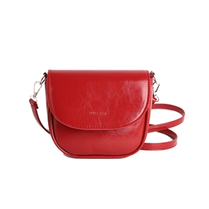 Borsa a tracolla quadrata in morbida pelle rossa con logo in rilievo sulla patta