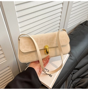 Dettaglio della borsa sottobraccio beige con motivo leopardato e chiusura dorata