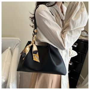 Détail du grand sac cabas noir avec poignée en foulard de soie et texture en cuir PU mat