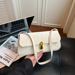 Borsa baguette dal design francese crema con stampa leopardata e fibbia dorata elegante