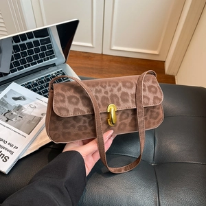 Borsa baguette in pelle scamosciata leopardata marrone con fibbia dorata elegante