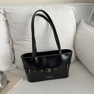 Sac baguette rétro en cuir ciré noir avec boucles dorées et détails de ceinture chic