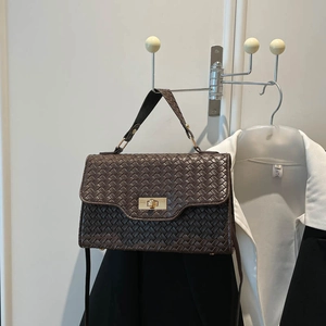 Borsa a mano marrone scuro con trama intrecciata, chiusura dorata e manico elegante