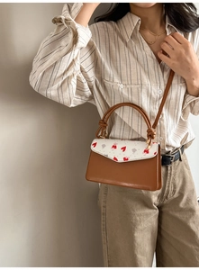 Détail du petit sac bandoulière avec motif ours cerise et rabat magnétique