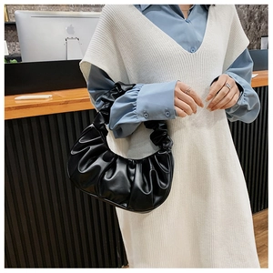 Détail d'un sac sous les aisselles en cuir synthétique plissé noir de style rétro chic