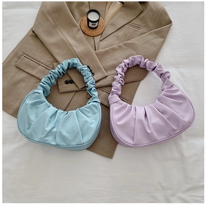 Gros plan des sacs nuages plissés bleu clair et violet en cuir PU souple et doux