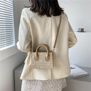Sac à main en paille avec broderie marguerite blanche et sangle en cuir kaki