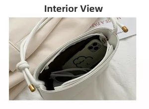 Vue intérieure du sac seau blanc montrant la capacité pour téléphone et lunettes