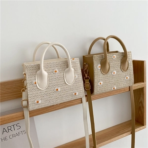 Mini sacs en paille tissée avec broderie marguerite en beige et kaki