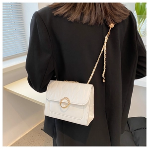 Détail du sac bandoulière matelassé blanc avec fermoir perles et chaîne dorée