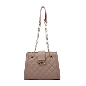 Borsa a tracolla trapuntata beige da donna con catena dorata e chiusura a scatto quadrata
