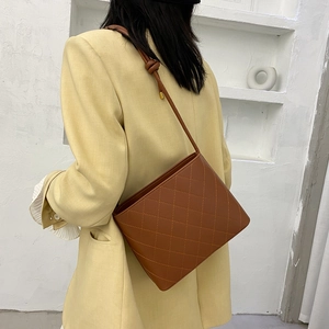 Sac seau en cuir matelassé marron avec fine bandoulière et détail noué élégant