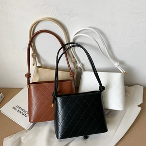 Sacs seaux matelassés en quatre couleurs avec bandoulières à nœuds minimalistes
