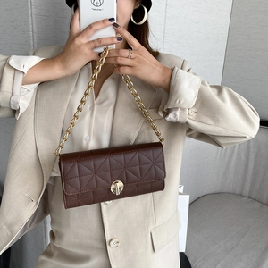 Borsa a tracolla trapuntata marrone con catena dorata e cuciture geometriche