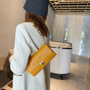 Borsa trapuntata giallo brillante con cuciture a triangolo e catena dorata