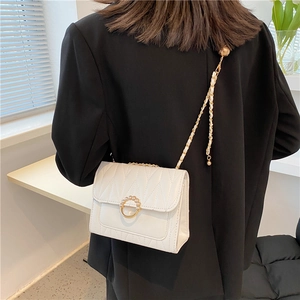 Sac bandoulière matelassé blanc avec surpiqûres en V et fermoir anneau doré perlé