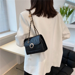 Sac à bandoulière matelassé noir avec chaîne dorée et boucle perlée élégante