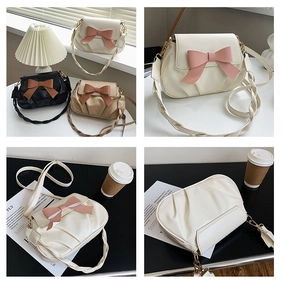 Détail du sac bandoulière en similicuir plissé avec nœud et bandoulière tressée