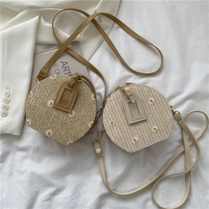 Petit sac rond tressé avec broderie marguerite en coloris kaki et beige crème