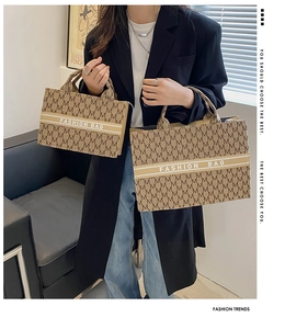 Deux tailles de sacs fourre-tout en toile à motif M et texte Fashion Bag avec mannequin