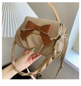 Détails du sac à main beige à nœud avec design plissé et poignée en cuir tressé