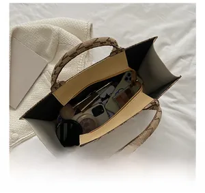 Vue de dessus de l'intérieur spacieux du sac cabas en toile avec poche zippée