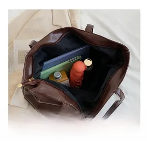 Vue intérieure du grand sac cabas marron montrant l'espace pour iPad et accessoires