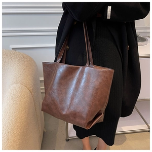 Détail du grand sac cabas vintage en similicuir marron foncé avec texture froissée