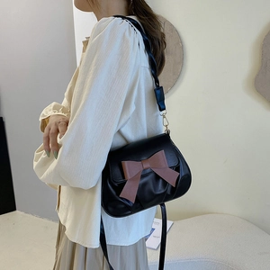 Sac bandoulière noir pour femme avec un grand nœud rose et design plissé chic