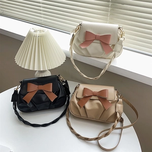 Sac bandoulière à nœud et plis en noir, beige et blanc avec bandoulière tissée