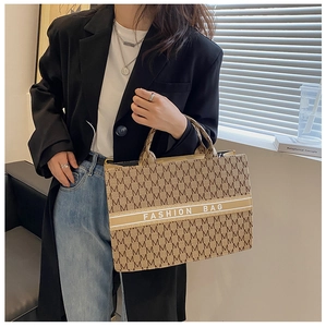 Détail du sac cabas en toile avec motif à lettres M et texte Fashion Bag brodé