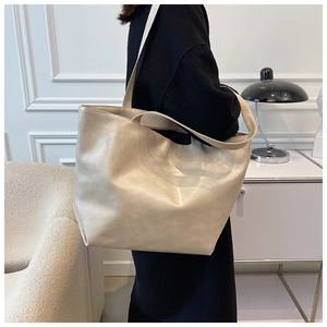 Grand sac cabas blanc crème porté par un mannequin pour le travail et le quotidien