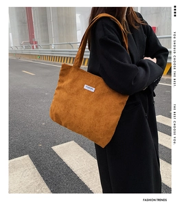 Grand sac cabas en velours côtelé marron avec étiquette blanche tendance