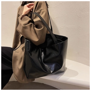 Gros plan du grand sac cabas noir en cuir PU avec finition brillante pour le bureau