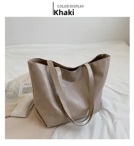 Vue détaillée du grand sac cabas kaki en similicuir souple avec texture en cuir