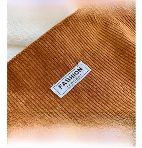 Gros plan sur le tissu en velours côtelé marron du cabas avec étiquette de logo