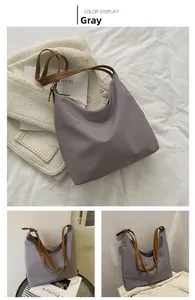 Vues détaillées du sac à bandoulière en tissu oxford gris avec bretelles réglables en cuir