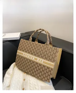 Détail du sac cabas en toile avec jacquard M marron et bande décorative Fashion Bag