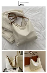 Vues détaillées d'un sac hobo blanc avec bandoulières marron en décor décontracté