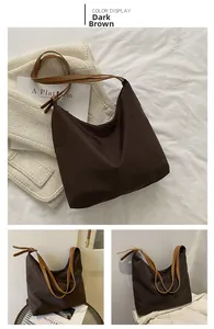 Vues détaillées d'un sac bandoulière en tissu Oxford marron foncé avec texture souple