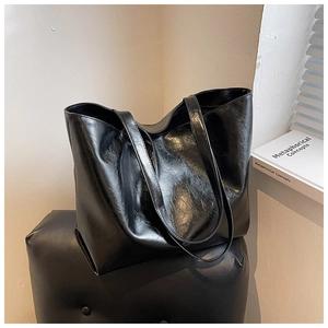 Détail du grand sac cabas noir en cuir huilé vintage avec doubles bandoulières souples